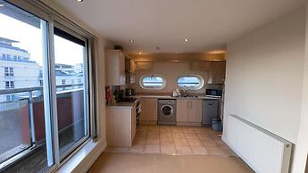 Free Parking Near City Centre & Stadium Sleeps 6-8