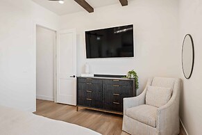 Vinnie's Beach House 6 Bedroom Home