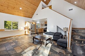 Tranquil Pine Mountain Retreat 3 Bedroom Cabin by RedAwning