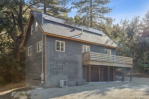 Tranquil Pine Mountain Retreat 3 Bedroom Cabin by RedAwning