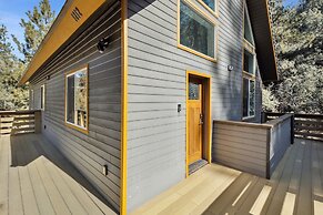 Tranquil Pine Mountain Retreat 3 Bedroom Cabin by RedAwning
