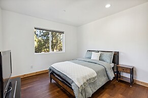 Tranquil Pine Mountain Retreat 3 Bedroom Cabin by RedAwning