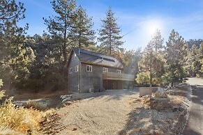 Tranquil Pine Mountain Retreat 3 Bedroom Cabin by RedAwning