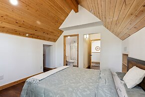 Tranquil Pine Mountain Retreat 3 Bedroom Cabin by RedAwning