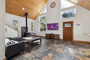 Tranquil Pine Mountain Retreat 3 Bedroom Cabin by RedAwning