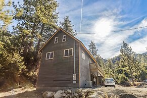 Tranquil Pine Mountain Retreat 3 Bedroom Cabin by RedAwning