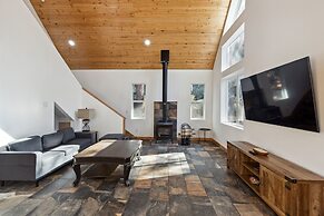 Tranquil Pine Mountain Retreat 3 Bedroom Cabin by RedAwning