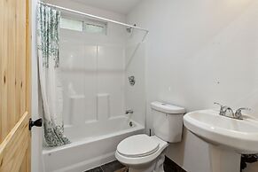 Tranquil Pine Mountain Retreat 3 Bedroom Cabin by RedAwning