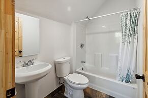 Tranquil Pine Mountain Retreat 3 Bedroom Cabin by RedAwning