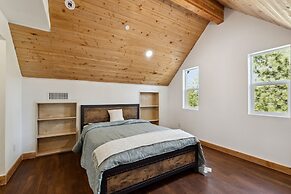 Tranquil Pine Mountain Retreat 3 Bedroom Cabin by RedAwning