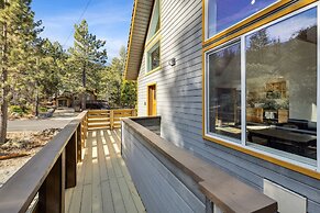 Tranquil Pine Mountain Retreat 3 Bedroom Cabin by RedAwning