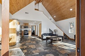 Tranquil Pine Mountain Retreat 3 Bedroom Cabin by RedAwning