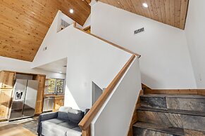 Tranquil Pine Mountain Retreat 3 Bedroom Cabin by RedAwning