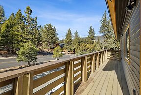 Tranquil Pine Mountain Retreat 3 Bedroom Cabin by RedAwning