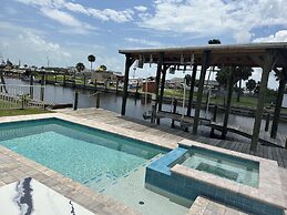 Reel 'em Inn - Oak St 3 Bedroom Home by RedAwning