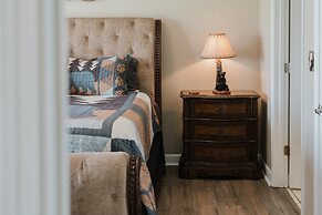 Sleepy Bear Getaway 1 Bedroom Condo by RedAwning