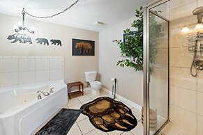 Sleepy Bear Getaway 1 Bedroom Condo by RedAwning