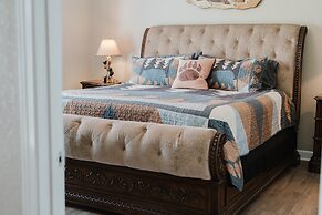 Sleepy Bear Getaway 1 Bedroom Condo by RedAwning