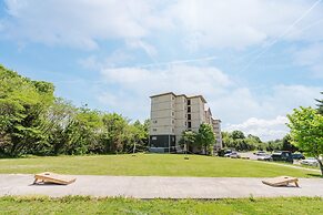 Sleepy Bear Getaway 1 Bedroom Condo by RedAwning