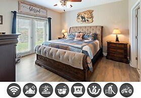 Sleepy Bear Getaway 1 Bedroom Condo by RedAwning