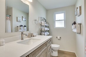 Sunny Oceanside Home w/ Patio, 5 Mi to Downtown!