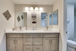 Sunny Oceanside Home w/ Patio, 5 Mi to Downtown!