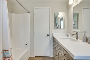 Sunny Oceanside Home w/ Patio, 5 Mi to Downtown!