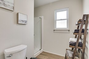 Sunny Oceanside Home w/ Patio, 5 Mi to Downtown!