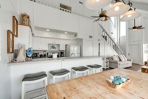 Beach House w/ Oceanfront Deck in Galveston!