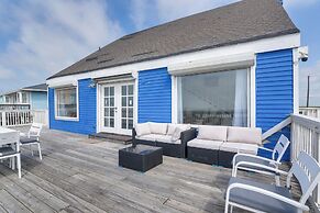 Beach House w/ Oceanfront Deck in Galveston!