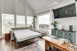 Beach House w/ Oceanfront Deck in Galveston!