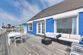 Beach House w/ Oceanfront Deck in Galveston!