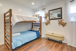 Beach House w/ Oceanfront Deck in Galveston!