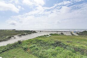 Beach House w/ Oceanfront Deck in Galveston!