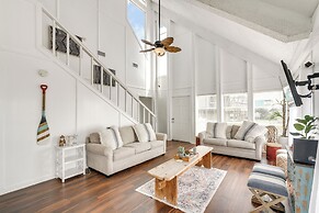 Beach House w/ Oceanfront Deck in Galveston!