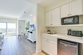 Destin Resort Studio w/ Pool - Walk to Beach!