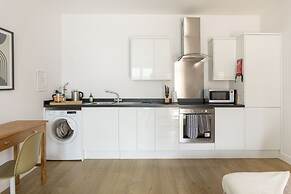 Queens Lodge 1-bed Apartment in Redhill