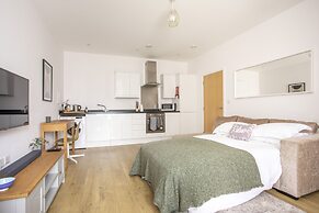 Queens Lodge 1-bed Apartment in Redhill