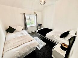 Beautiful 2-bed House in Watford