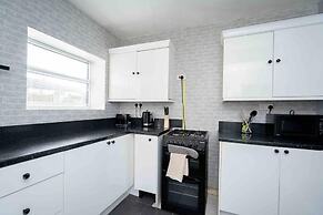 Modern 2-bed House Liverpool Close to Aintree Hosp