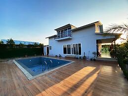 GoBravo 72 - 3BHK Farm with Pool & Garden Sec150 Noida