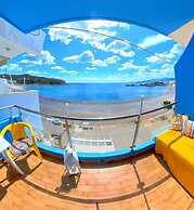 Blue House Beach Apartment - Sleeps 4 & Balcony