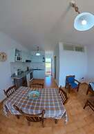 Blue House Beach Apartment - Sleeps 4 & Balcony