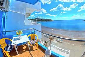 Blue House Beach Apartment - Sleeps 4 & Balcony