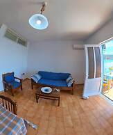 Blue House Beach Apartment - Sleeps 4 & Balcony