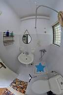 Blue House Beach Apartment - Sleeps 4 & Balcony