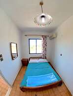 Blue House Beach Apartment - Sleeps 4 & Balcony