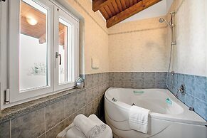 La Cascina di Elma Few Meters From Lake