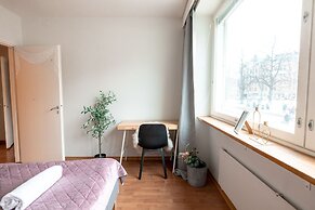 2ndhomes Cozy 1BR Apartment with Balcony