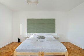 Studio With Outdoor Parking by Renters